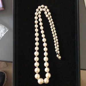 Graduated pearl necklace